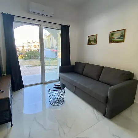 Seaside Two Bedroom Modern Flat In Tourist Area Apartamento