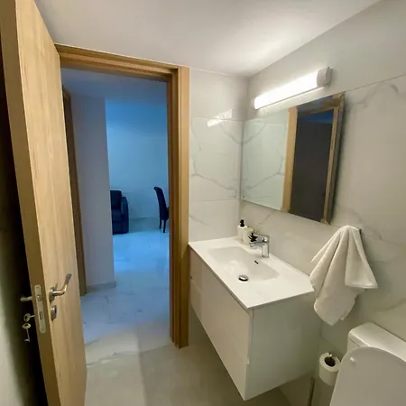 Seaside Two Bedroom Modern Flat In Tourist Area Apartamento