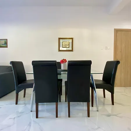 Seaside Two Bedroom Modern Flat In Tourist Area Apartamento Pafos